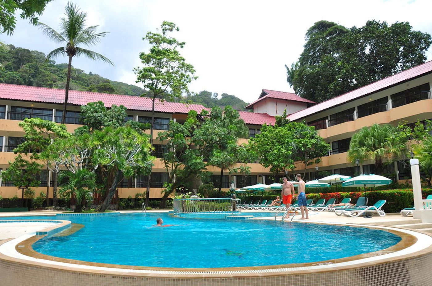Patong-Lodge-Hotel-Pool-10