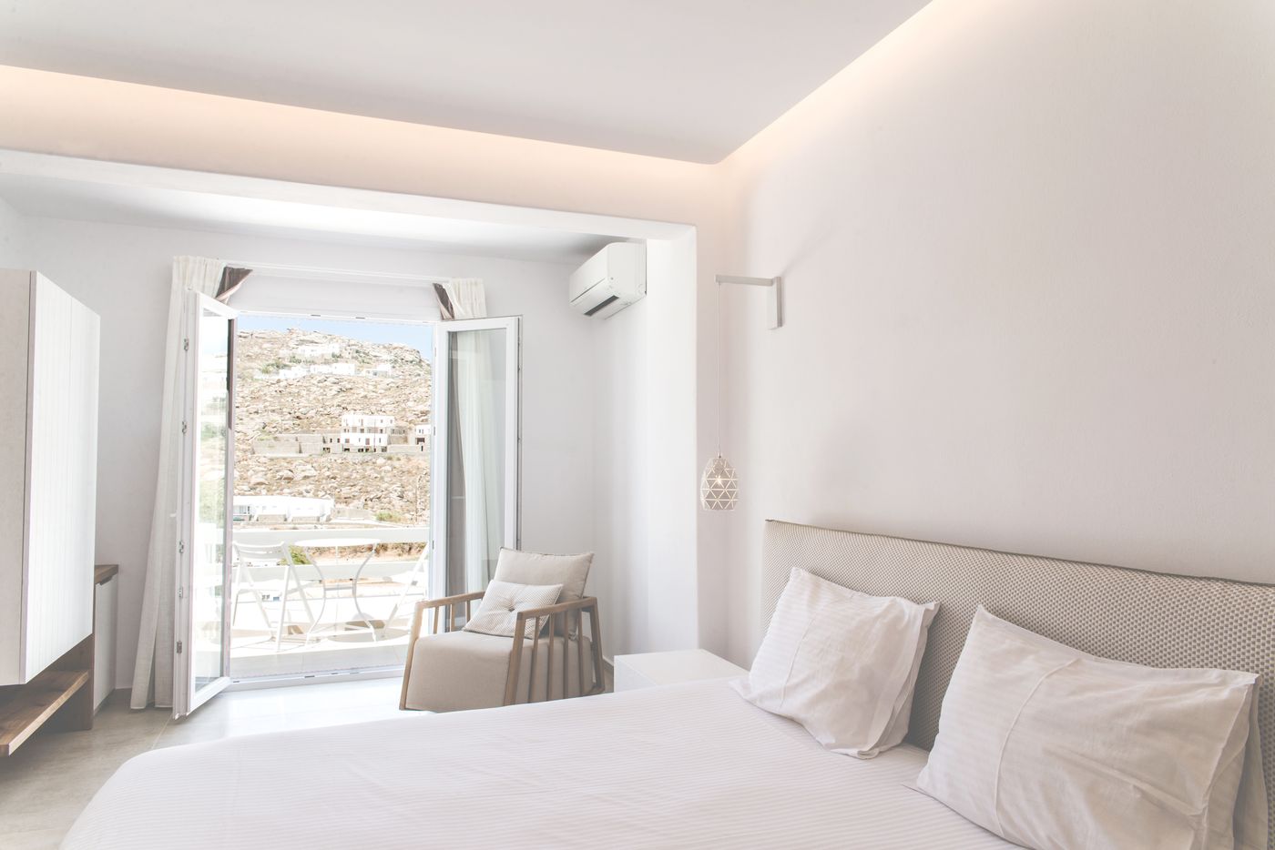 Super-Paradise-Hotel-Room-15