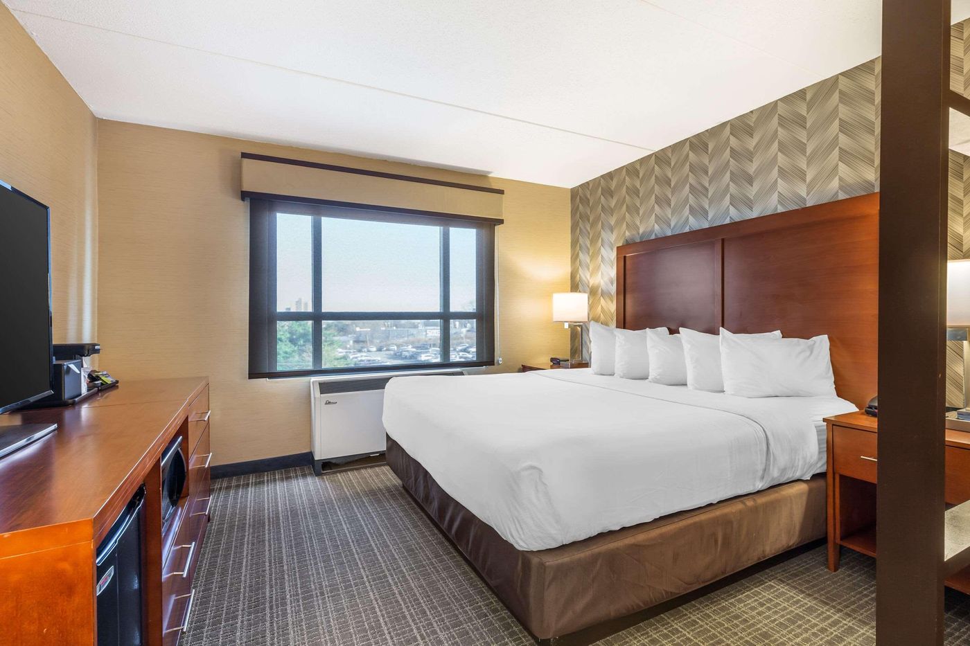 Comfort-Inn---Suites-Logan-Airport-Room-27