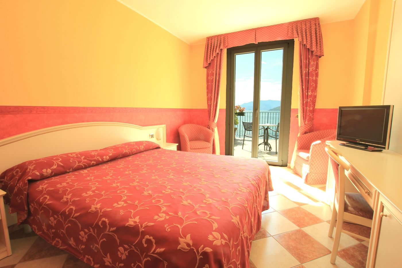 Regina-Italy-COMO LAKE GRAVEDONA-Room-10