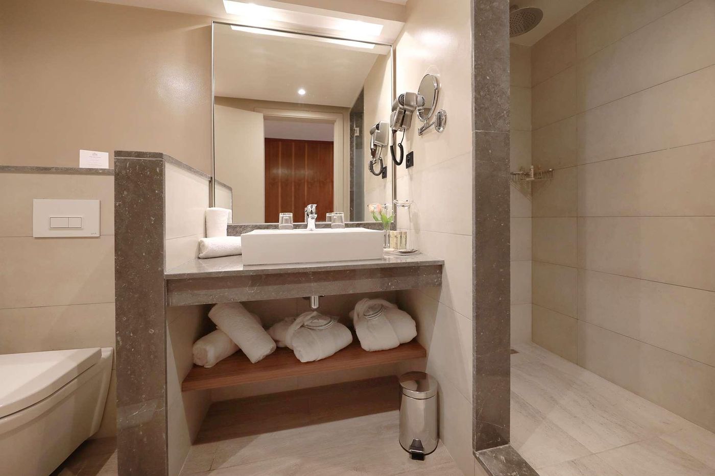 Kenzi-Rose-Garden-Room-31