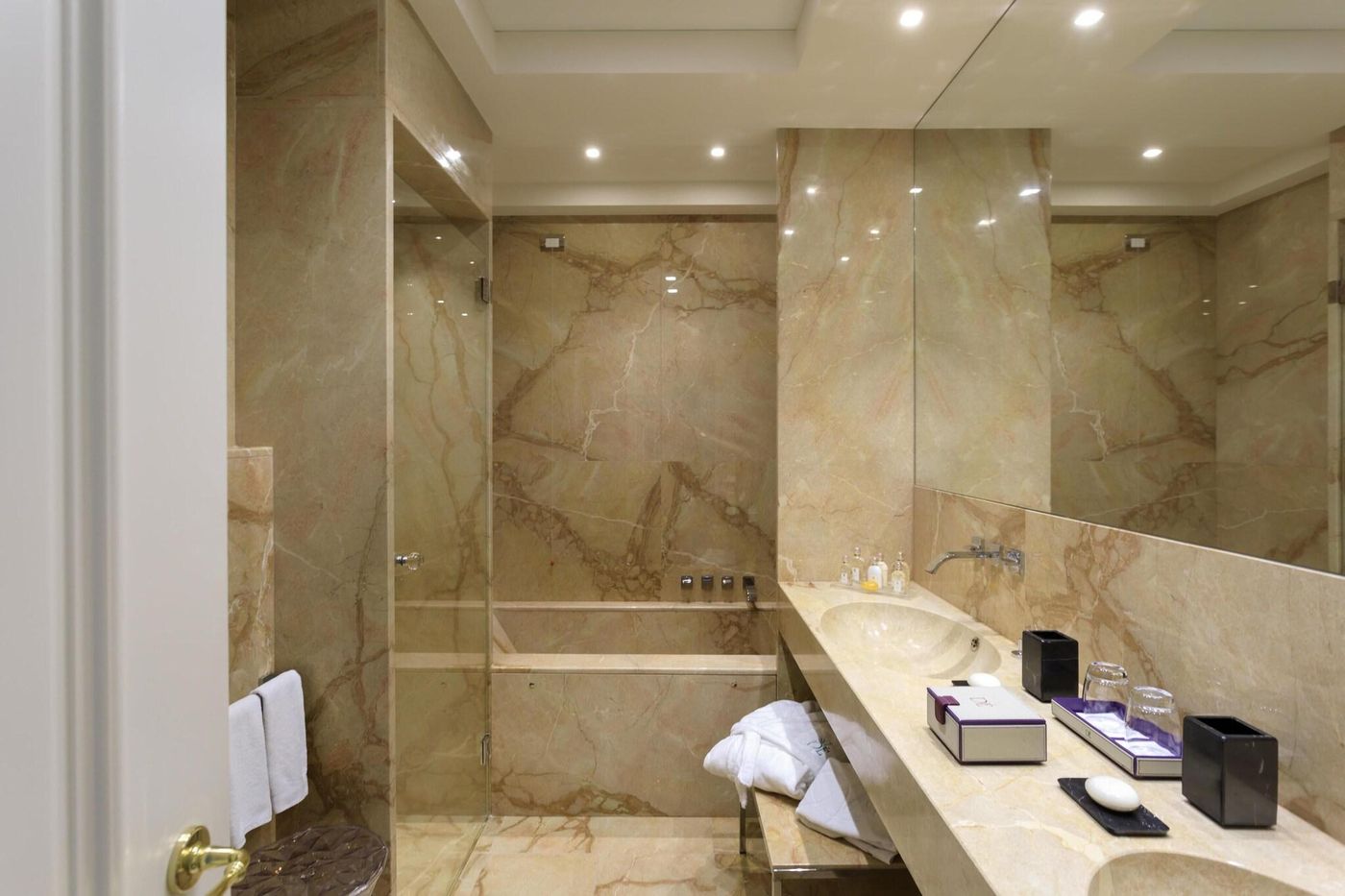 Des-Etrangers-Hotel---Spa-Room-34