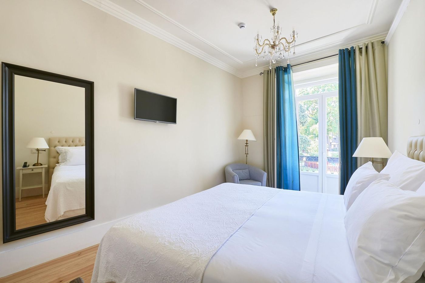 Alegria-A-Lisbon-Boutique-Hotel-Room-28