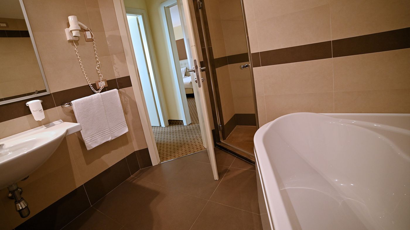 Best-Western-Grand-Htl-Guinigi-Room-32