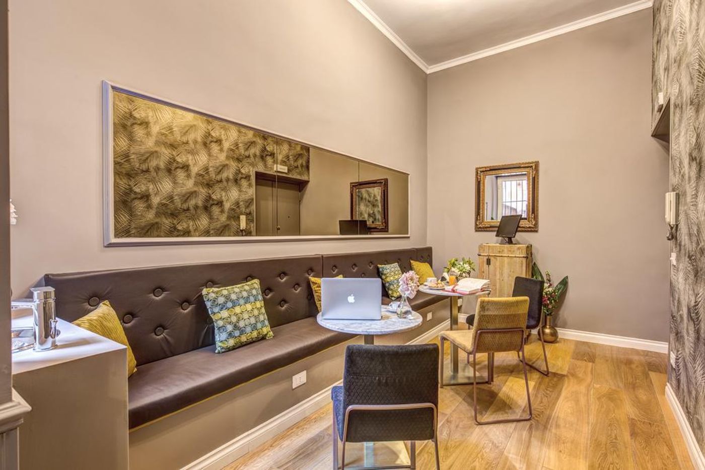 Charme-Spagna-Boutique-Lobby-13