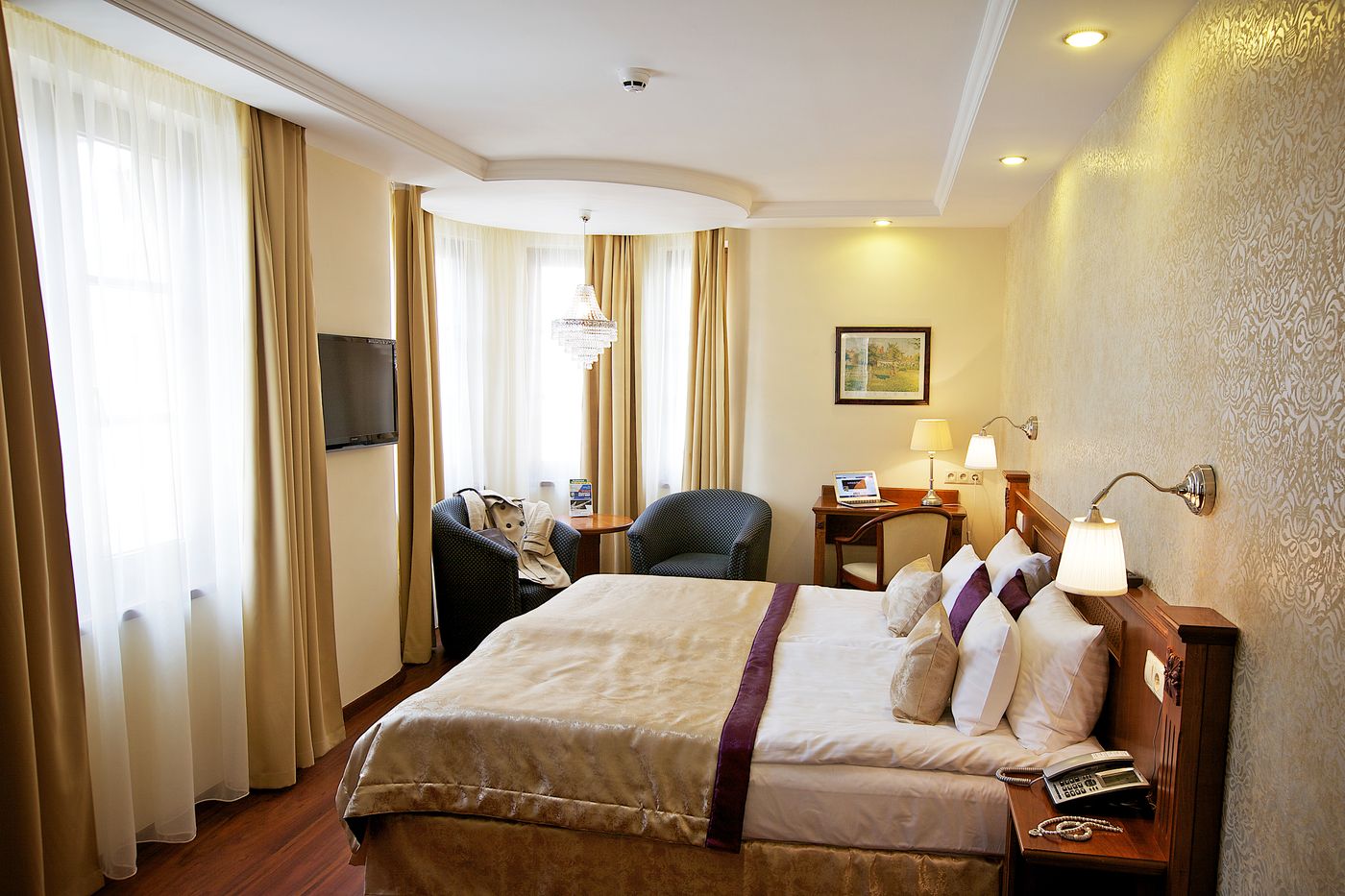Gold-Hotel-Budapest-Room-9