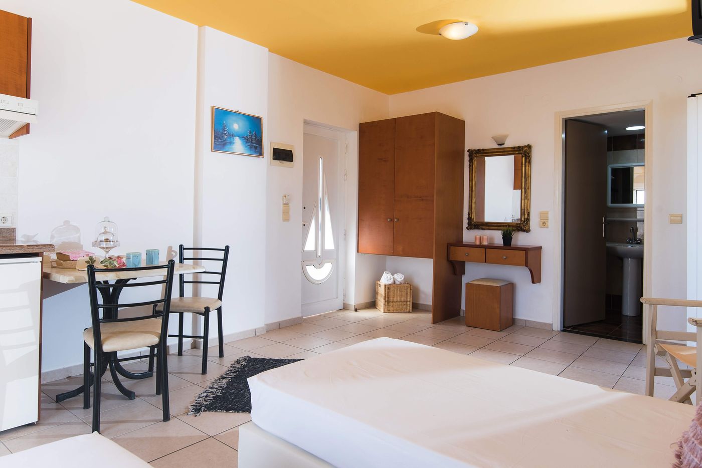 Yiannis Manos Apartments