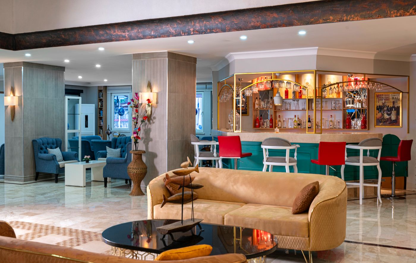 Big-Blue-Suite-Hotel-Lobby-52