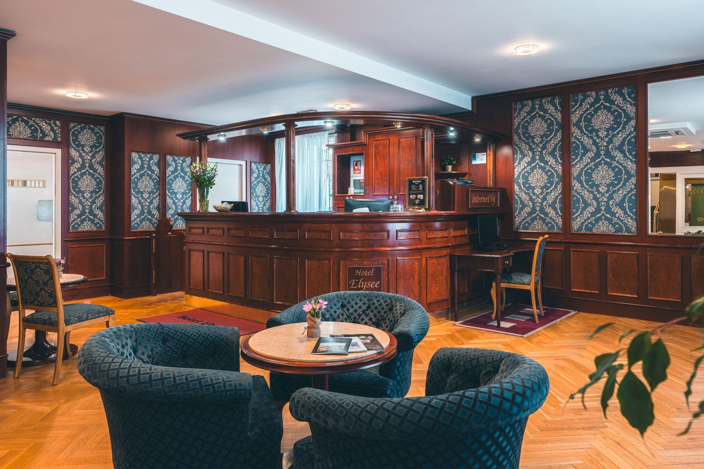 Elysee-Hotel-Lobby-5