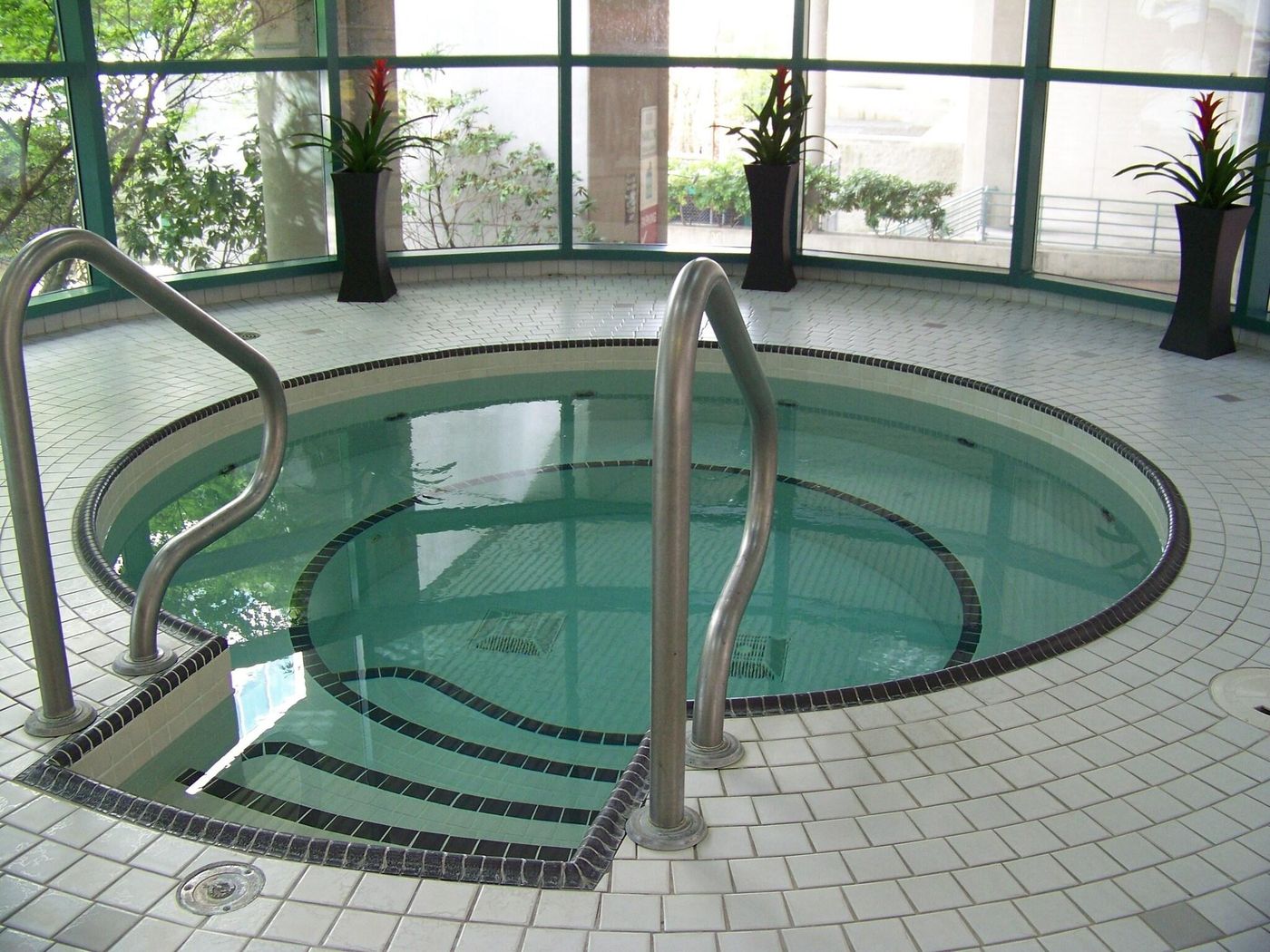 Rosedale-On-Robson-Suites-Hotel-Pool-49