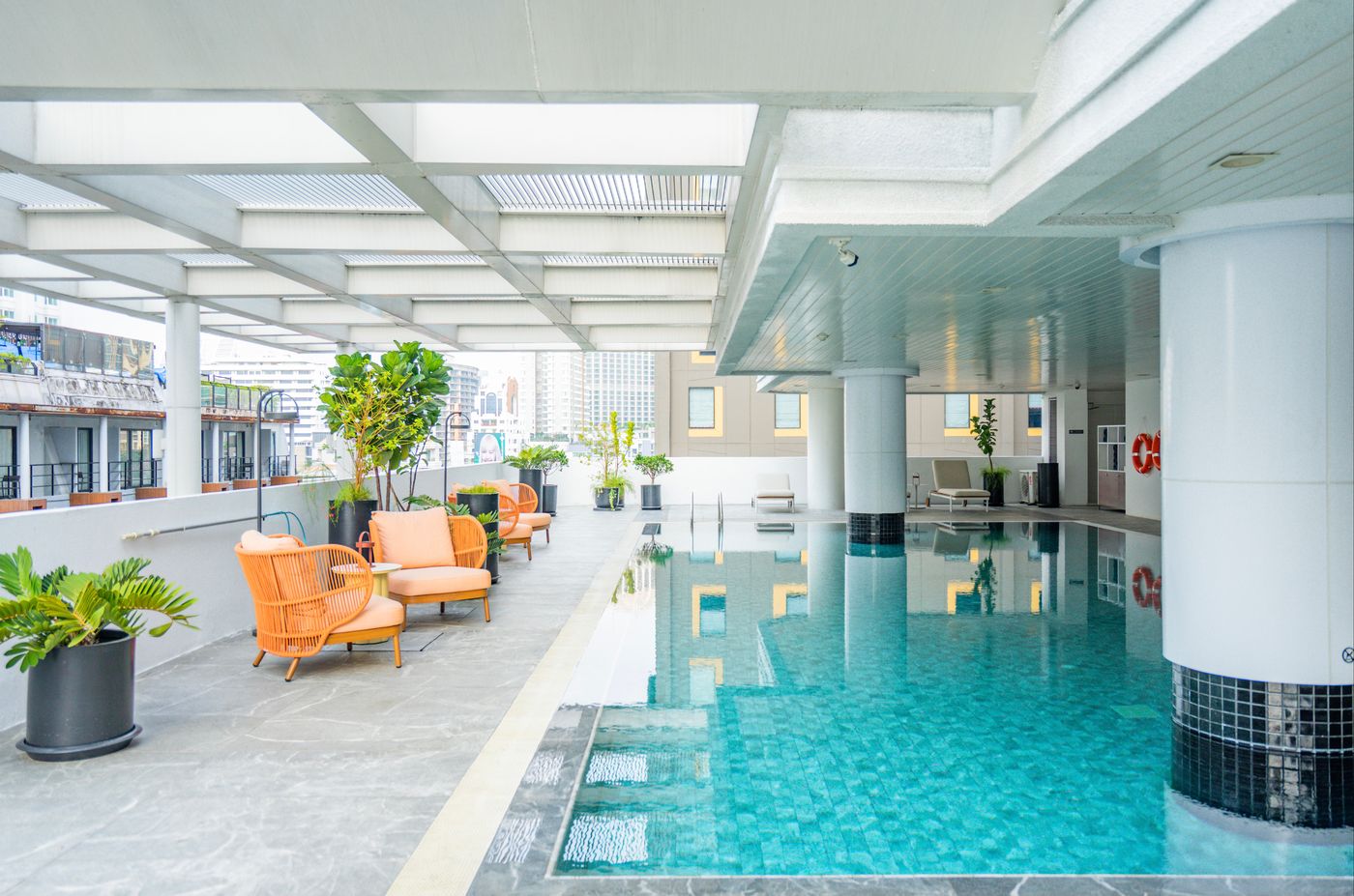 Parkroyal-Suites-Bangkok-Pool-40