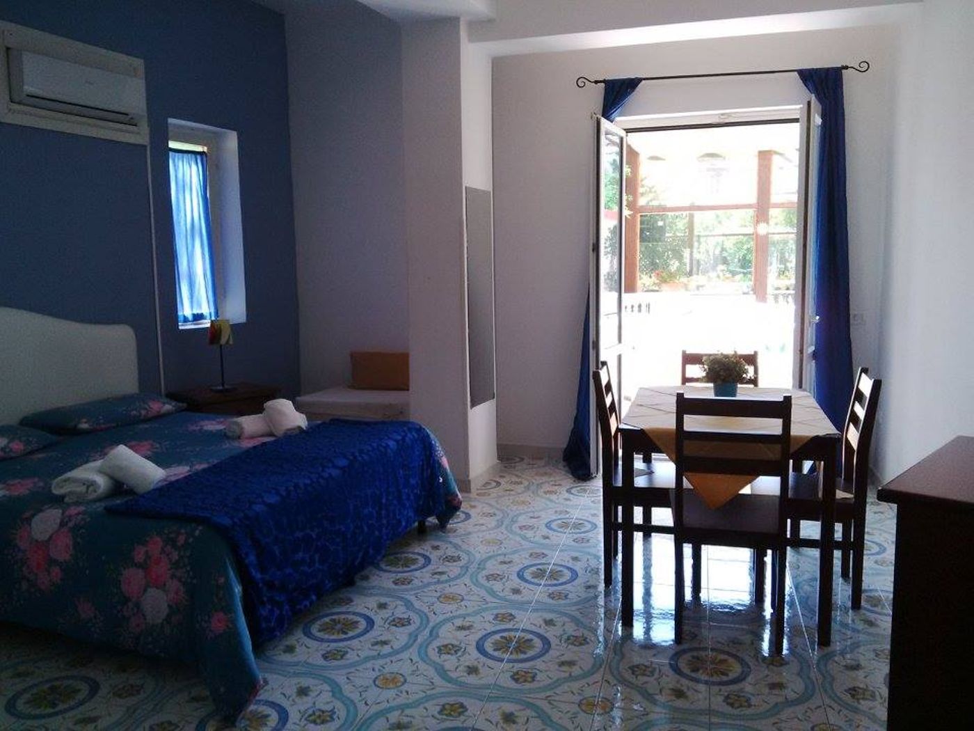 Sorrento-Town-Suites-Room-11