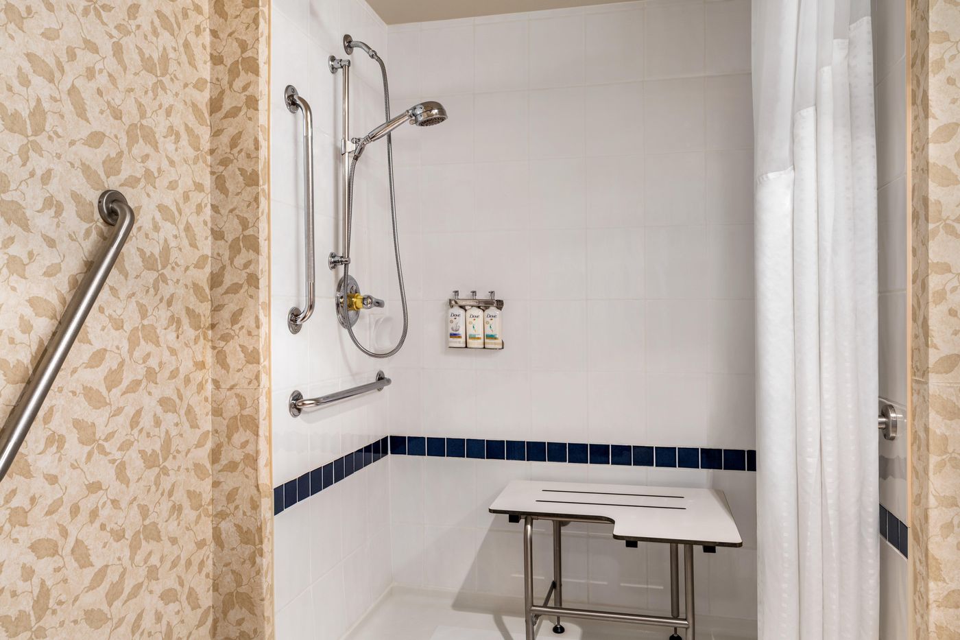 Holiday-Inn---Suites-North-Vancouver-Room-18