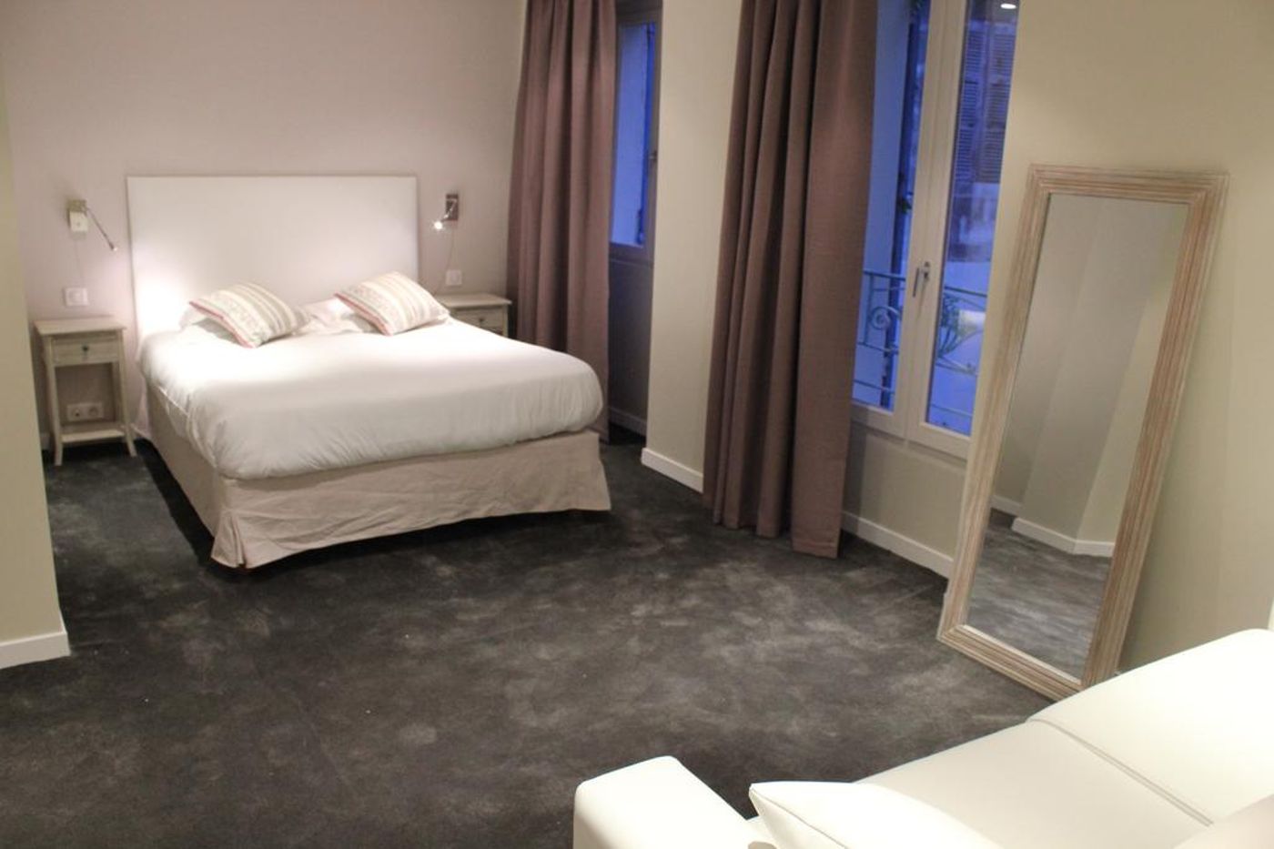 Central-France-AVIGNON-Room-7