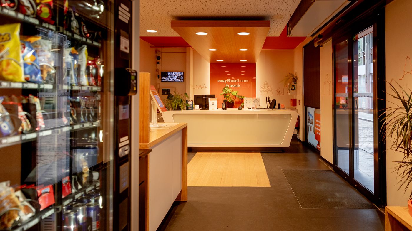 easyHotel-Brussels-City-Centre-Lobby-7