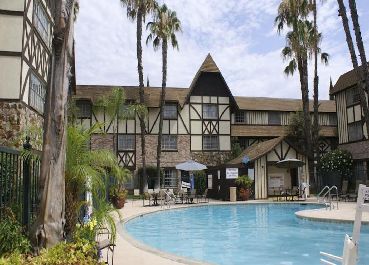 Anaheim-Majestic-Garden-Hotel-Pool-34
