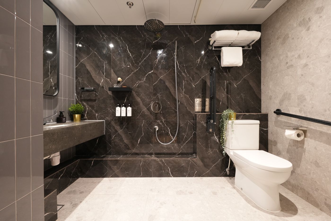 Dash-Living-on-Hollywood-Room-25