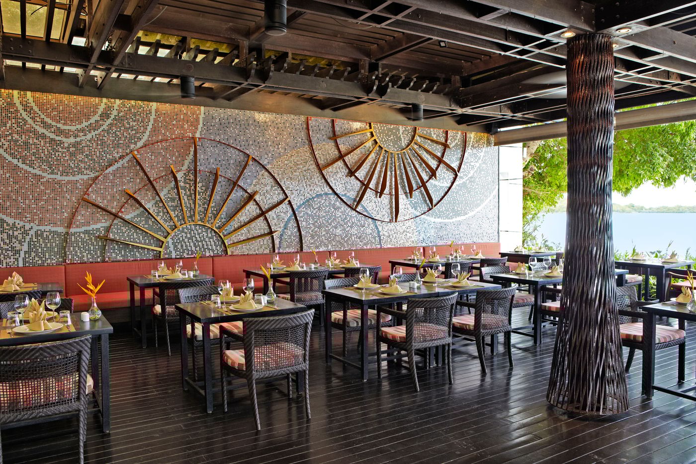 Sareeraya-Villas---Suites-Restaurant-17