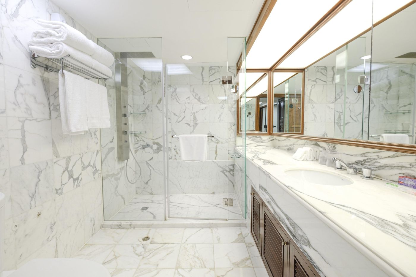 Holiday-Inn-Golden-Mile-Hong-Kong-Room-39