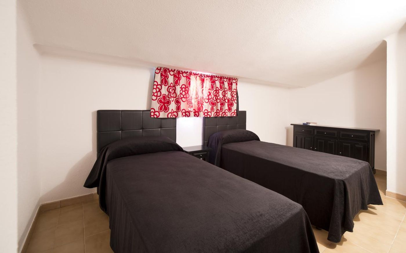 Salles-Beach-Apartments-Room-30