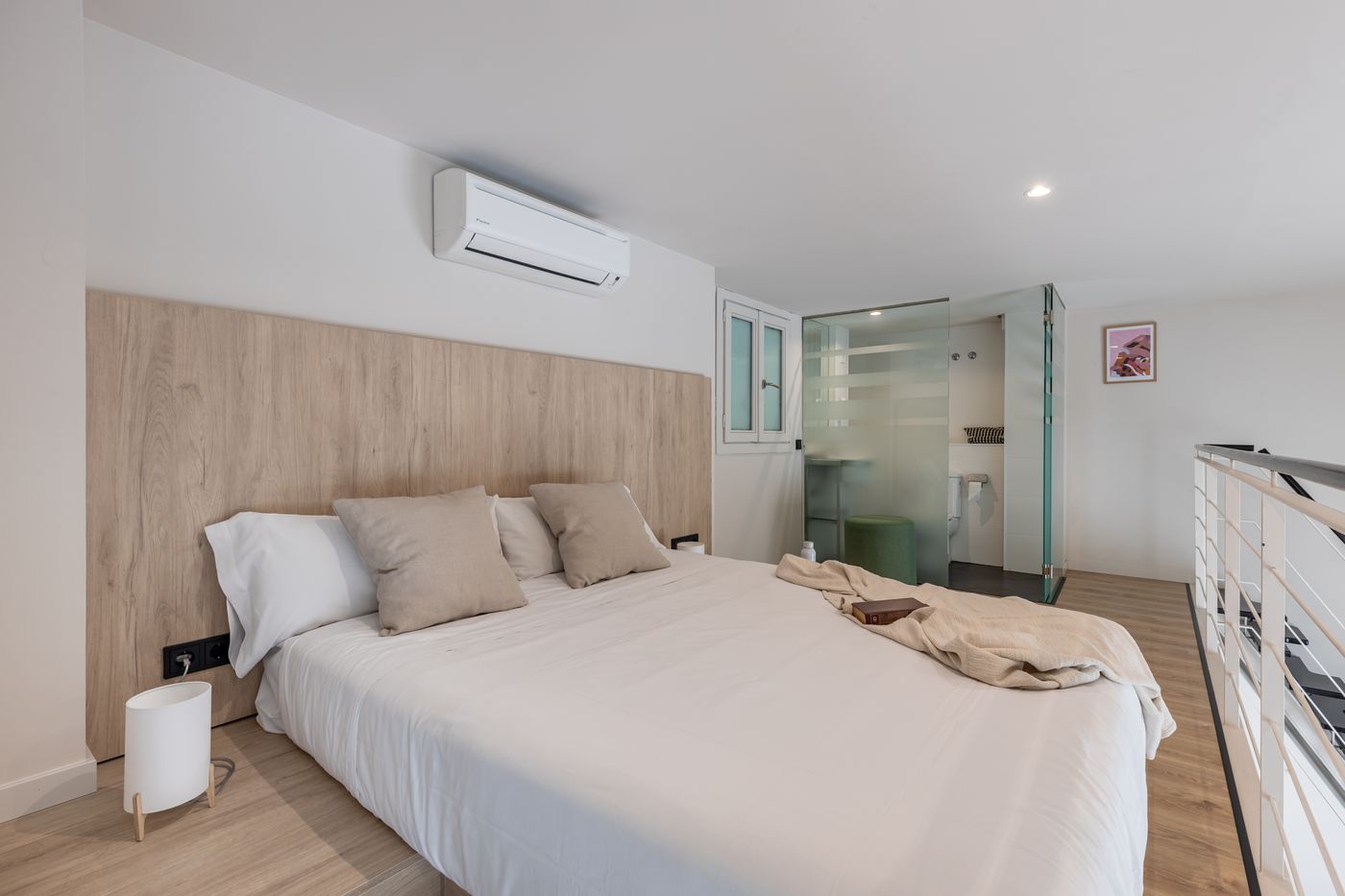 Room-Mate-Laura-Room-19