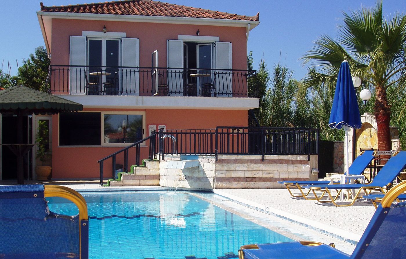 Paradise-Apartments-And-Studios-Room-3