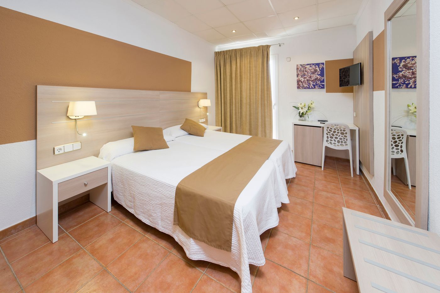 Hostal-Adelino-Room-9