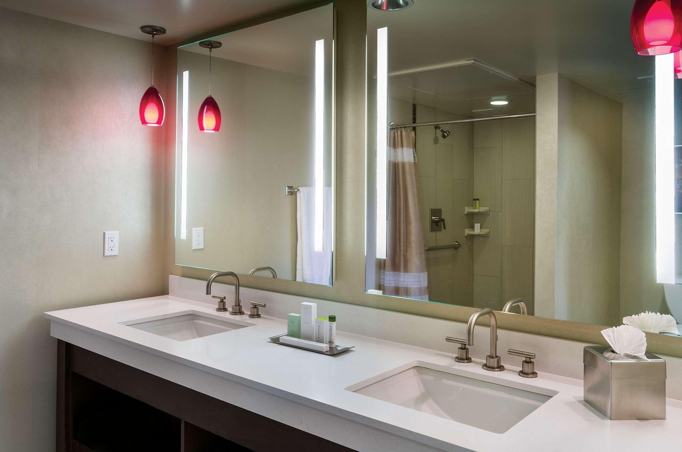 Doubletree-by-Hilton-Los-Angeles-Downtown-Room-25