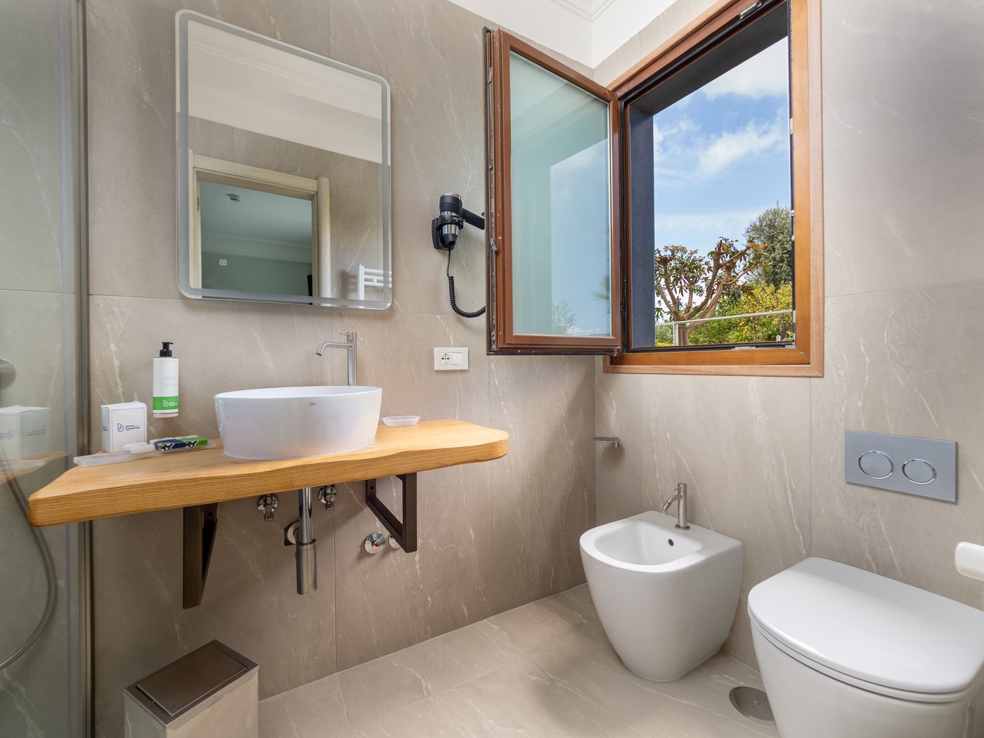 Comfort-Hotel-Gardenia-Sorrento-Coast-Room-57