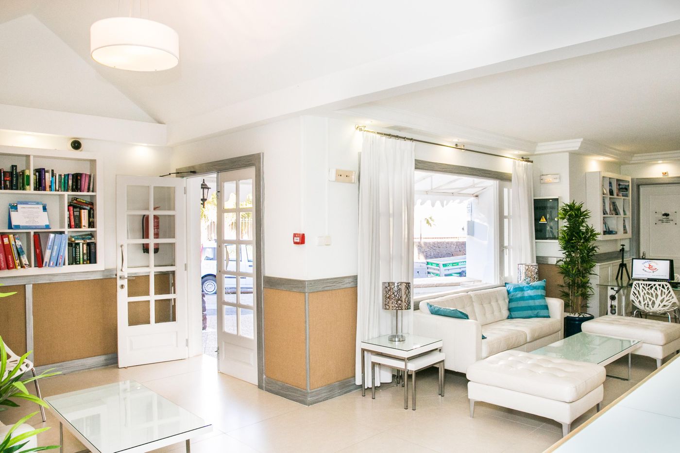 Apartamentos-LIVVO-Las-Gaviotas-Lobby-60