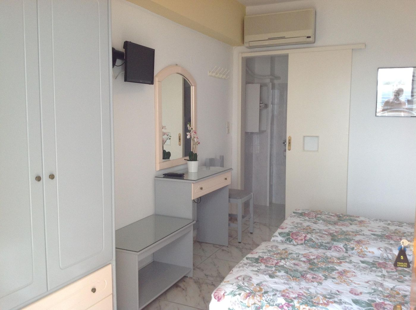 Travlos-Studios-Room-10