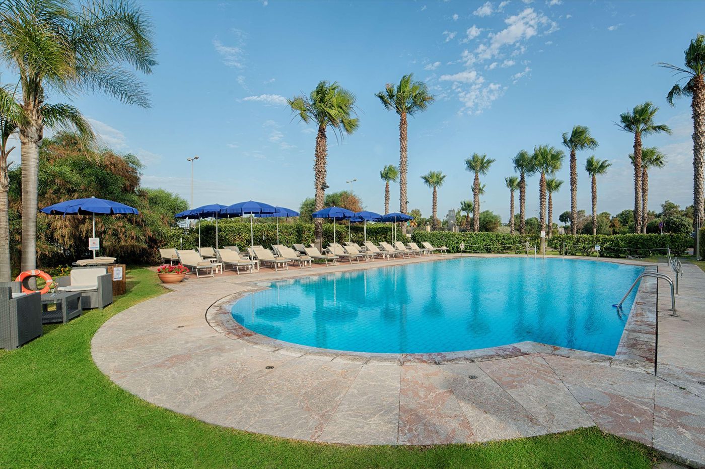 NH-Catania-Parco-Degli-Aragonesi-Pool-1