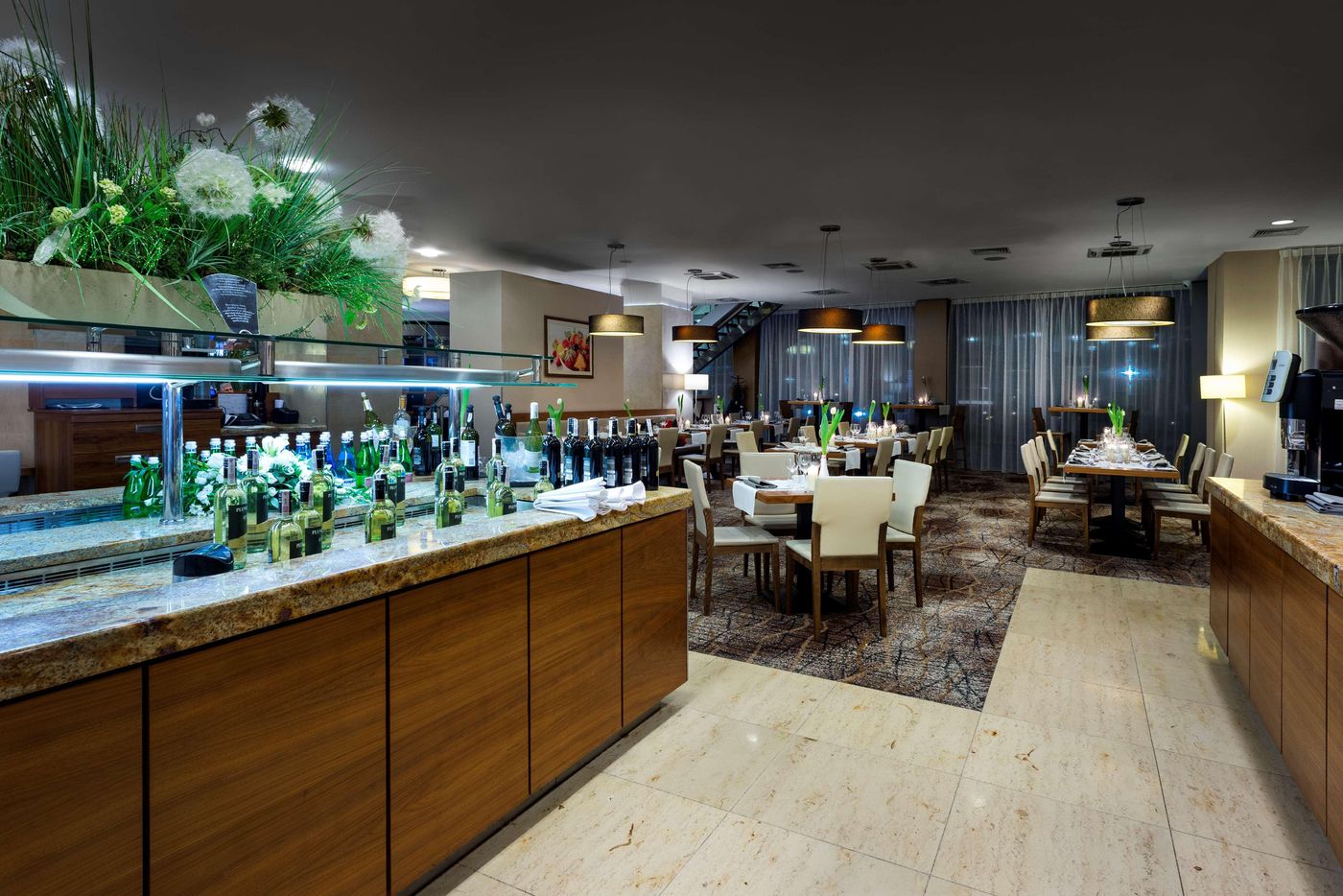 Hilton-Garden-Inn-Krakow-Bar-10