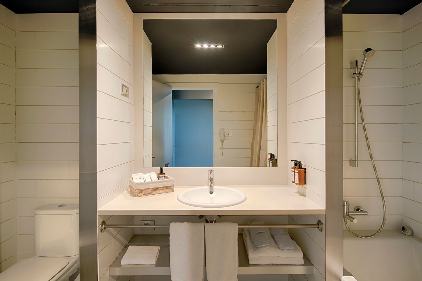 Double-Tree-by-Hilton-Hotel-Emporda-Room-17