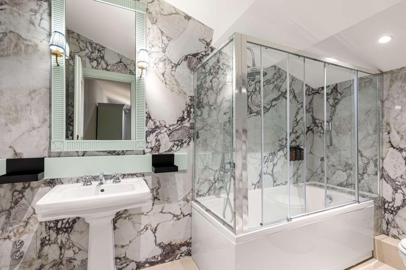 Room-Mate-Isabella-Room-48