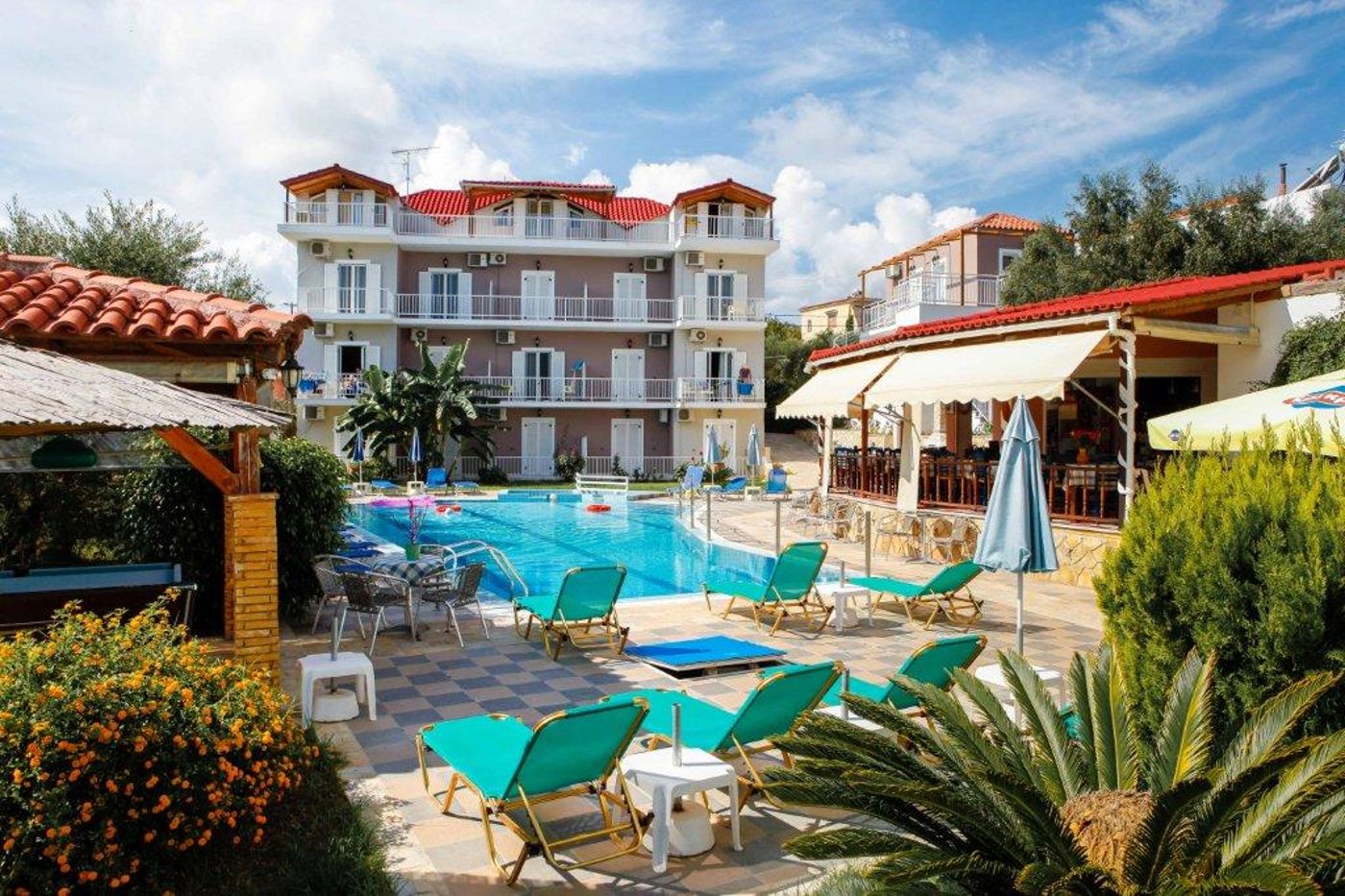 Amoudi Studios and Apartments