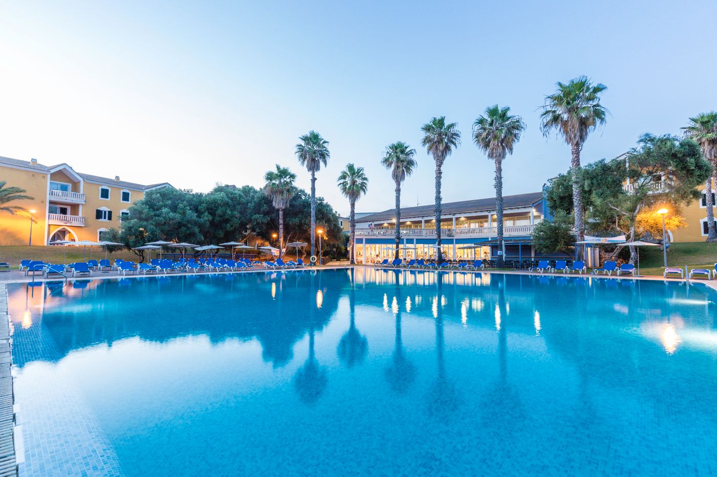 Vacances-Menorca-Resort-Pool-2