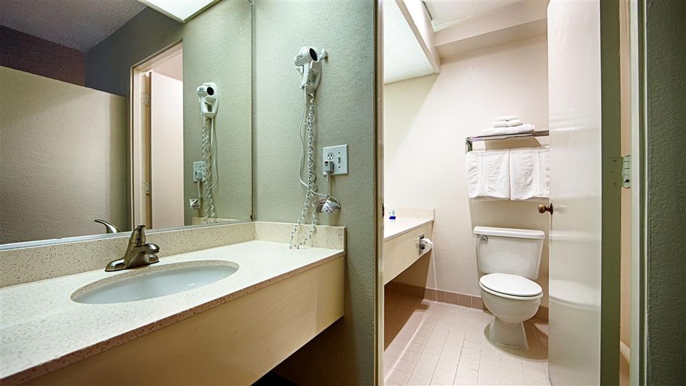 Golden-Sails-Hotel-Long-Beach-Room-11