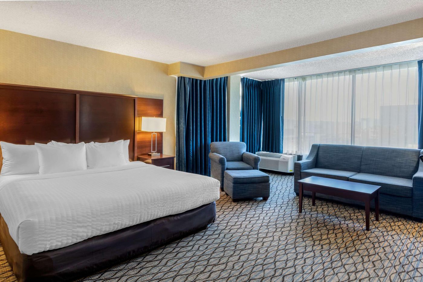 Clarion-Hotel-Anaheim-Resort-Room-34