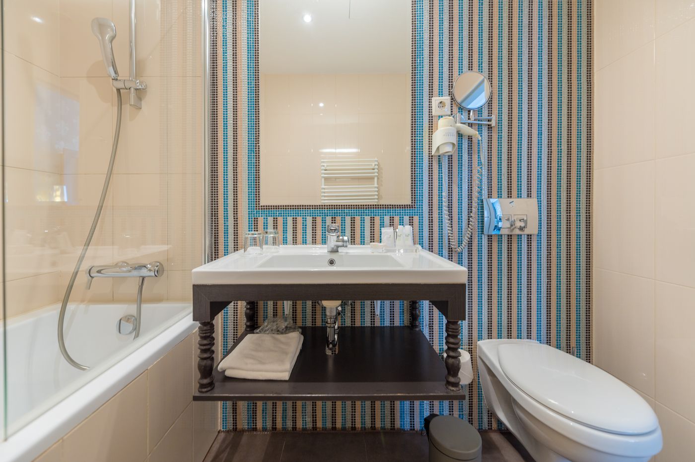 La-Prima-Fashion-Hotel-Room-35