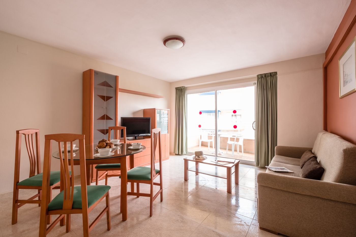 California-Apartments-III-Y-IV-Room-12