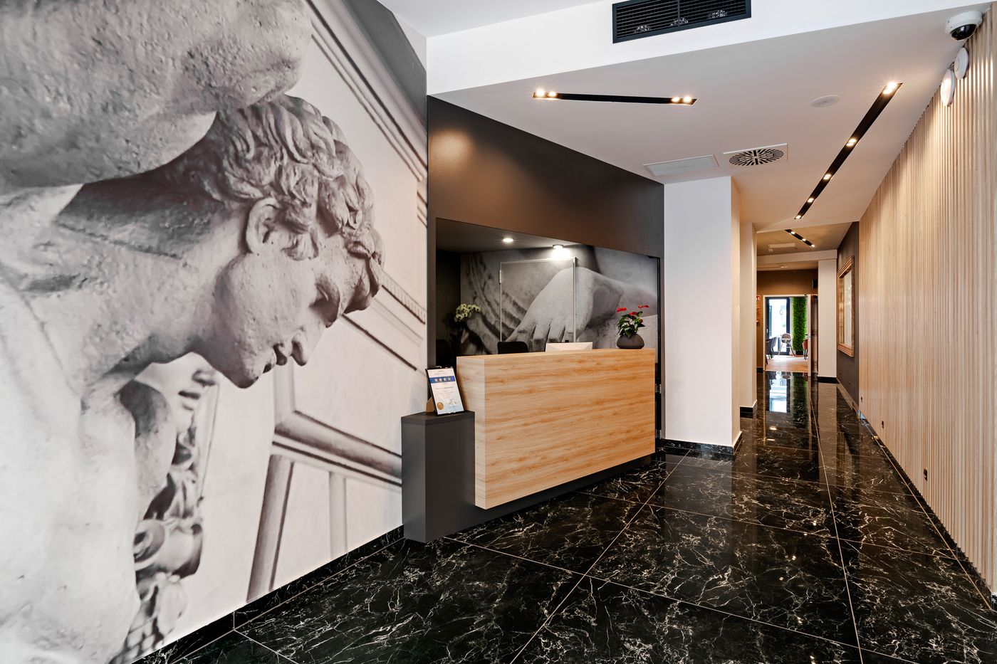 Onyx-Luxury-Hotel-Budapest-Lobby-19