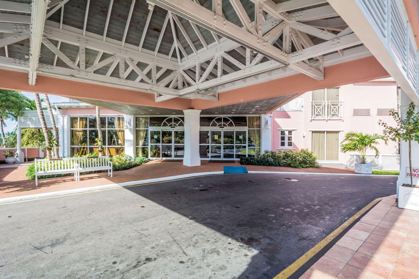 Comfort-Suites-Paradise-Island-General-view-14