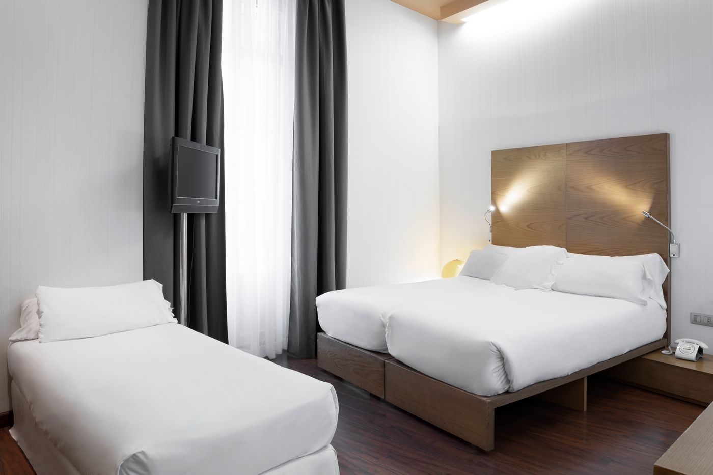 Petite-Palace-Plaza-Hotel-Room-10