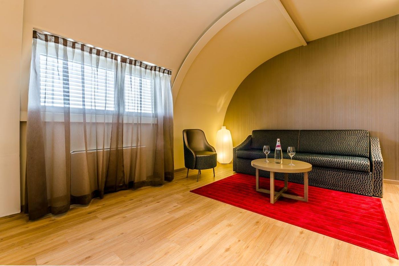 Smart-Hotel-Holiday-Room-27