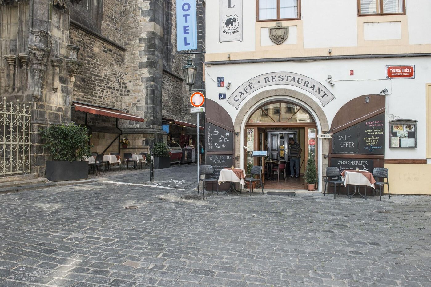 Cerny-Slon-Restaurant-4