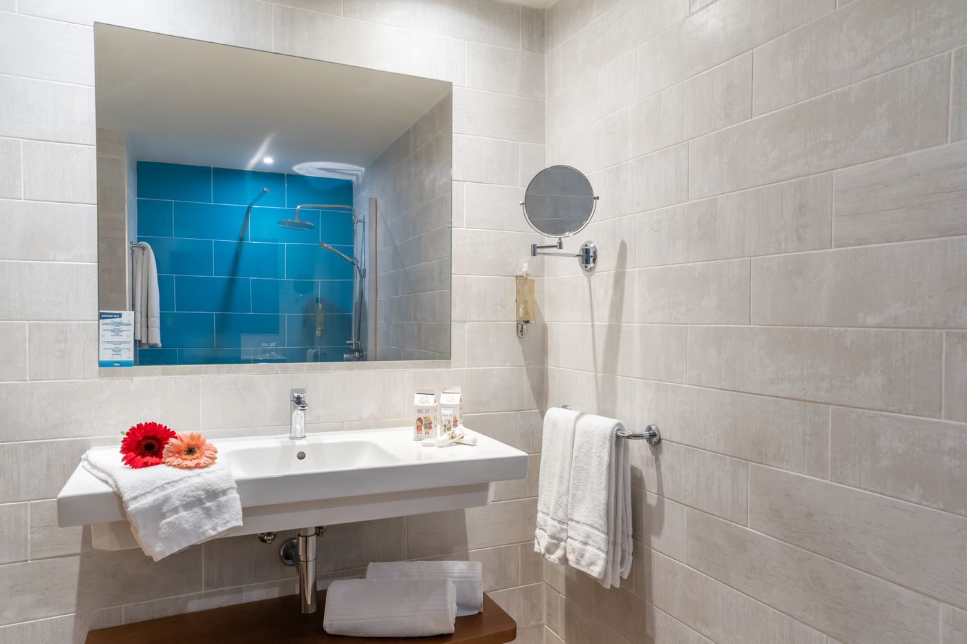 Hovima-La-Pinta-Beachfront-Family-Hotel-Room-32