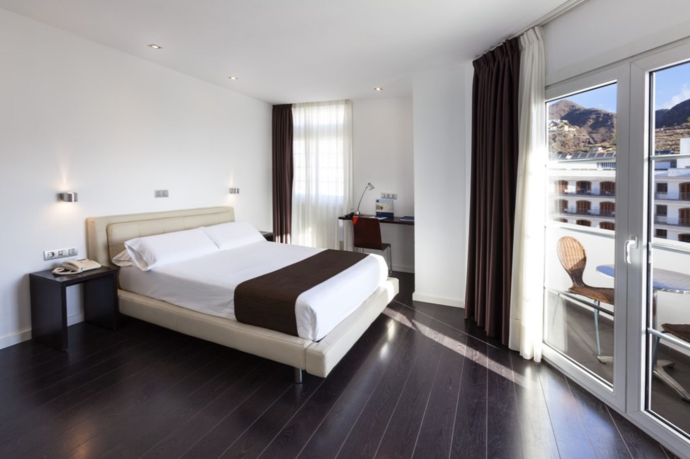 Occidental Santa Cruz Contemporaneo