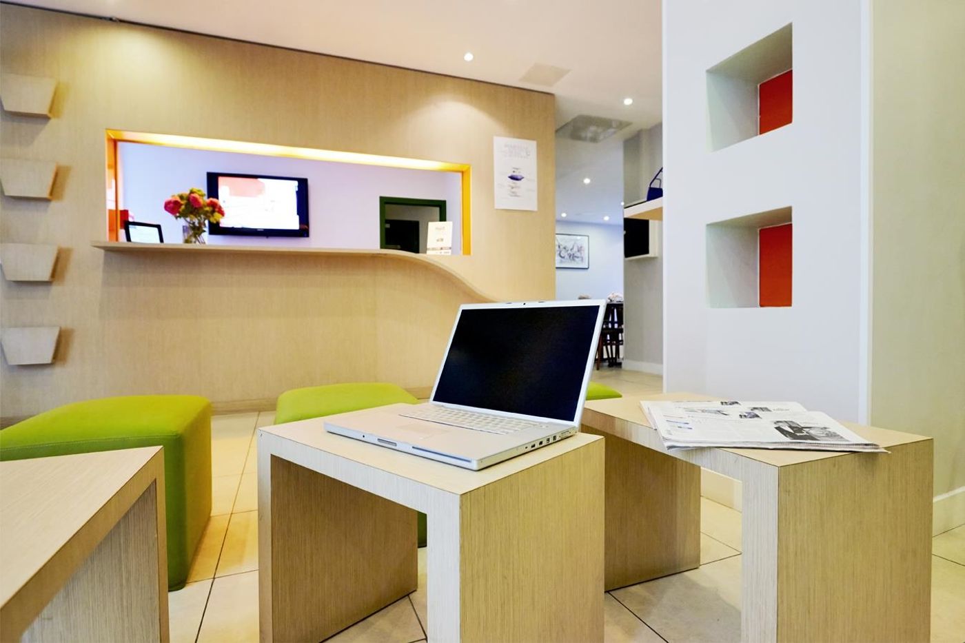 Kyriad-Par----s-10---Canal-Saint-Martin--R----publique-Lobby-5