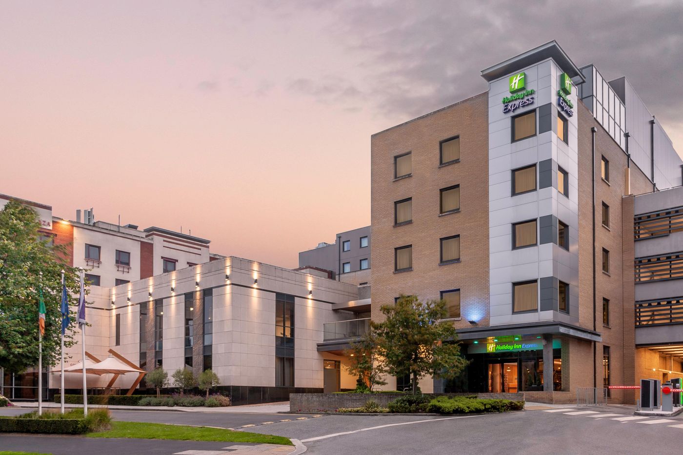 Holiday-Inn-Express-Hotel-Dublin-Airport-General-view-42